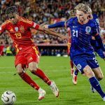 这不欺负人嘛!亚马尔野球场穿着德容球衣花式虐人,很写意-足球波胆-足球论坛-足彩策略网